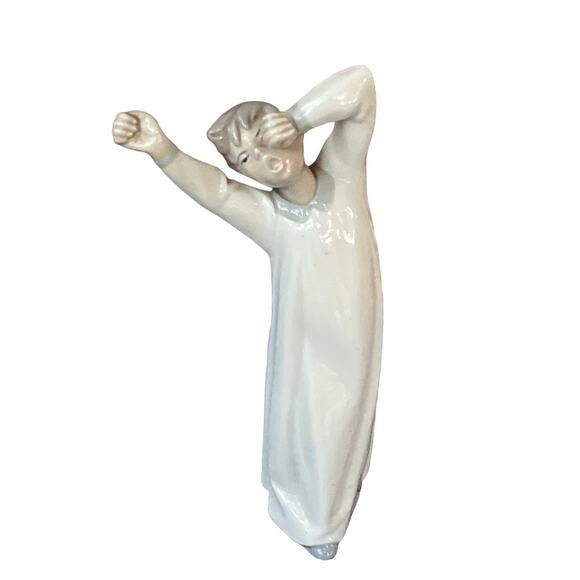 LLADRO: Lladro Boy Awaking 4870 Figurine Stretching Yawning - Picture 1 of 7